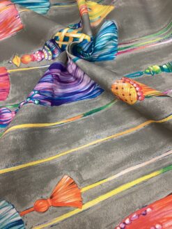 Tessuto antimacchia con stampa Nappe colorate con fondo grigio