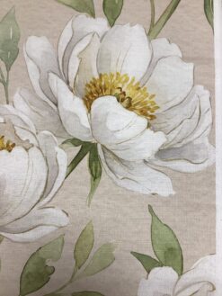 Tessuto antimacchia  fiore magnolia bianca su fondo beige