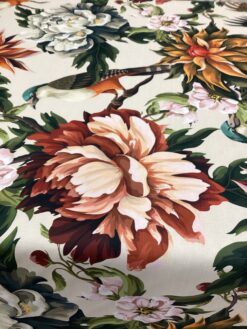 Alternative view of Tessuto antimacchia stampa con fiori e uccelli tropicali.