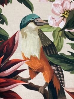 Tessuto antimacchia stampa con fiori e uccelli tropicali.