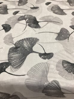 Tessuto antimacchia foglie di Ginkgo biloba sfumature di grigio