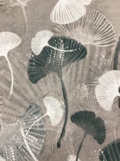 Tessuto antimacchia foglie di Ginkgo biloba sfumature di tortora e grigio