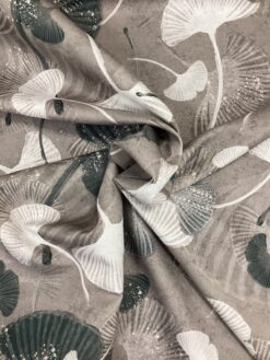 Alternative view of Tessuto antimacchia foglie di Ginkgo biloba sfumature di tortora e grigio