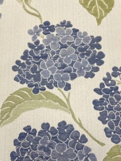 Tessuto misto cotone con motivo ortensie nei toni del blu
