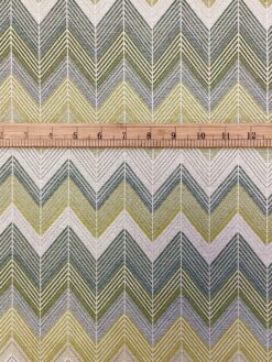 Tessuto misto cotone con motivo geometrico a zig zag nei toni del verde
