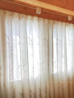Tessuto mod Acero fondo bianco naturale ricamo tortora