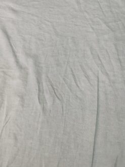 Tessuto in lino grigio chiaro.