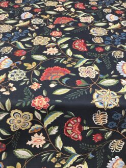 Tessuto antimacchia con motivo floreale in stile Jacobean su fondo nero