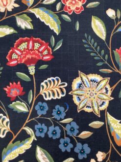 Alternative view of Tessuto antimacchia con motivo floreale in stile Jacobean su fondo nero