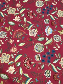 Tessuto antimacchia con motivo floreale in stile jacobean  su fondo rosso bordeaux